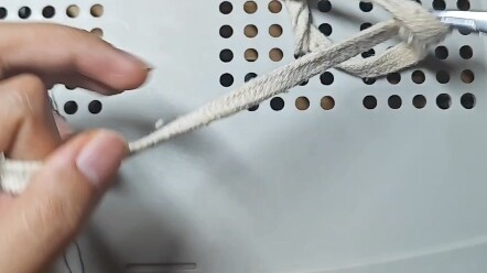 Điểm kết ngoại khoa góc nhìn thứ nhất: thắt nút bằng kẹp cầm kim (nút vuông và nút ngoại khoa)