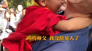 เด็กน้อยน่ารักวัย 6 ขวบจากวัดเส้าหลินลื่นล้มขณะตีลังกาหลังให้นักท่องเที่ยว ก่อนจะโยนตัวเองเข้าไปในอ้