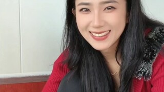 Tongtong mengunyah kaki babi