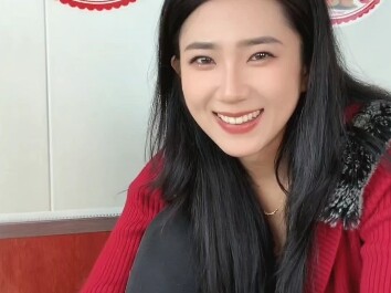 彤彤啃猪蹄