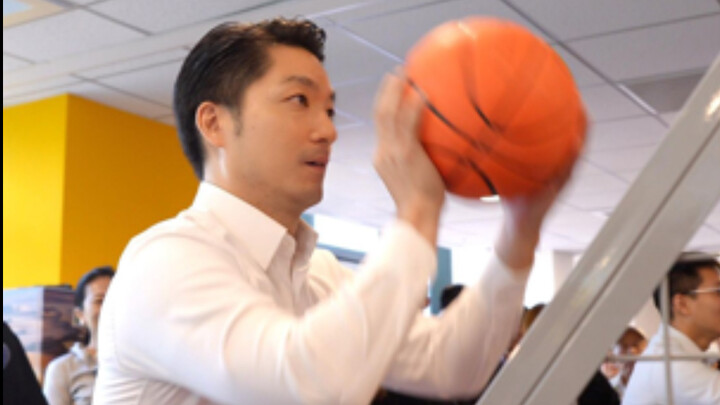 Mayor Jiang visited the Standard Chartered Bank employee lounge and experienced the working atmosphe