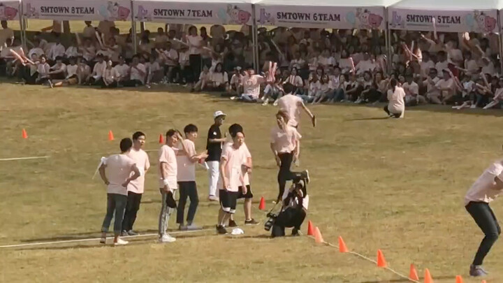 جينهيو ويوتا خلال فعالية بناء الفريق لفرقة SM