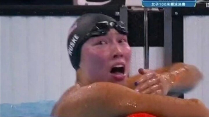 Vận động viên bơi lội vô địch người Mỹ này không bị kiểm tra doping à? Mặt tím ngắt thế kia, trông c