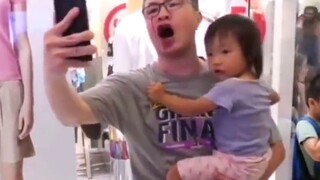 "Tôi là người Trung Quốc, tôi sẽ hát quốc ca này! Anh có thể đánh tôi ngay bây giờ!"