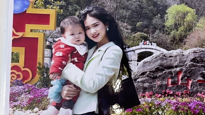 Aku masih bisa foto-foto yang mirip ibuku waktu muda!! Aku akan panggil dia "Ibu" dulu sebagai bentu