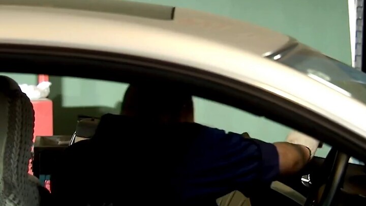 As soon as the door opened, a police car surrounded him. Realizing the truth, he was overcome with r