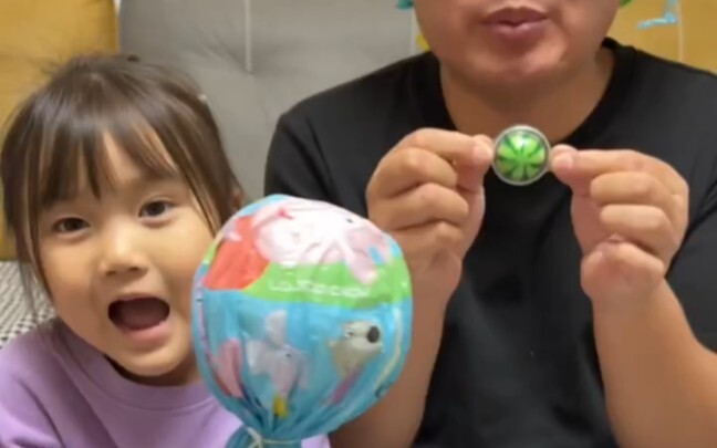 Ayah dan si Kecil bareng-bareng tantang menanam buah—coba tebak, buah yang mereka tanam, punya siapa