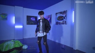 Seorang gadis berambut pendek yang super keren menari mengikuti lagu WayV/WayV-"Kick Back" dengan ke