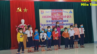 Sau AFF cup, Quang Hải vượt nghìn km mang quà TẾT yêu thương đến các em học sin