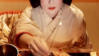 أودّ أن أُطلق عليها لقب الأجنبية الأجمل التي ارتدت زيّ الغيشا! لقد أبدعت حقًا في تجسيد ملامح وجوهر ا