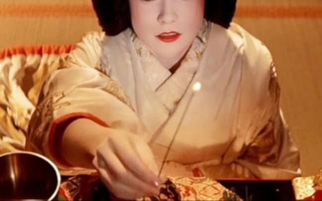 Saya berani menyebutnya sebagai orang asing yang paling cantik saat berpakaian ala geisha! Benar-ben