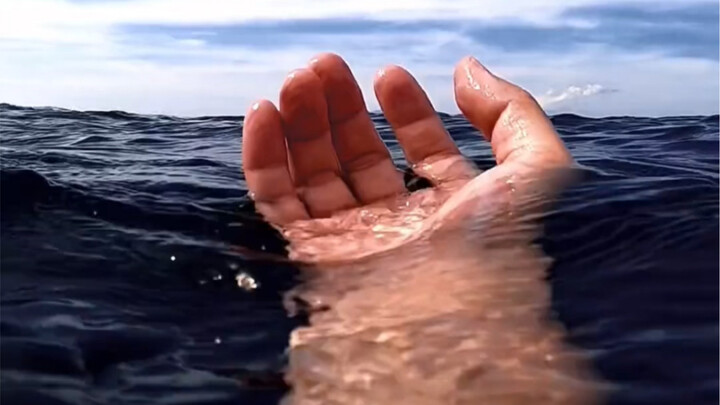 Hold your breath and experience the suffocating fear of the deep sea together.