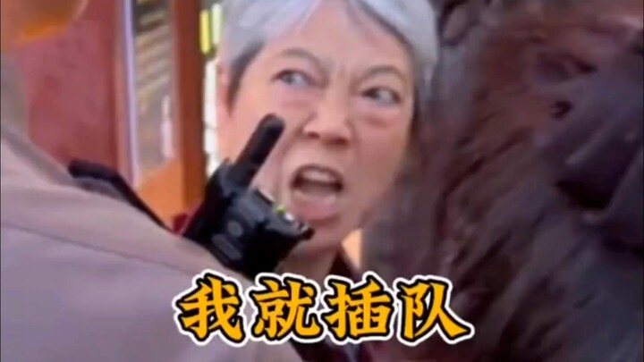 Seorang pria mencegah dua wanita menerobos antrean di area wisata, malah mendapat balasan berupa "om