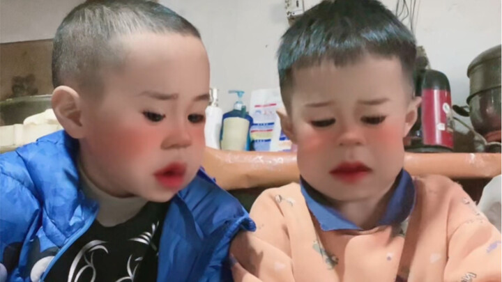 แม่ทำเล็บยาวเกินไป ลูกชายขี้แงจึงออกโรงช่วยปั้นเกี๊ยว