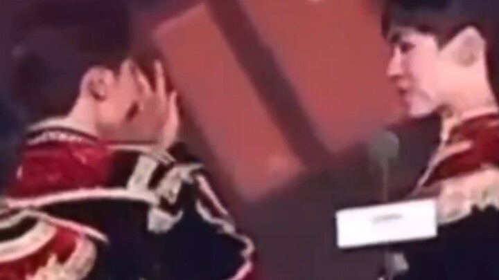 【Lược Quan/98】“Khóc giả thì cười, khóc thật mới thấy xót xa.”