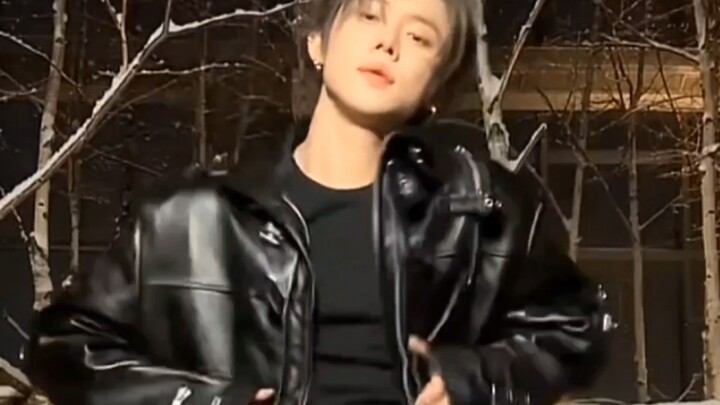 Tổng hợp thử thách nhảy Chanel của các idol nam K-pop: Sạch sẽ hay sến súa?