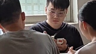 当我去朋友家吃饭，而他早早吃完离桌，与他的家人吃饭时的我。
