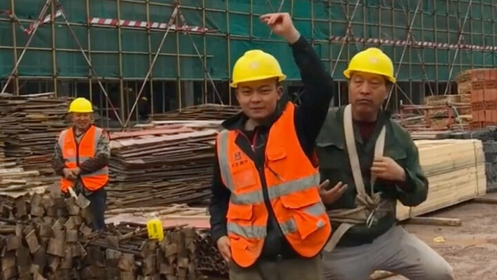 Một chàng trai trẻ tại một công trường xây dựng đã tự học điệu nhảy Jackson