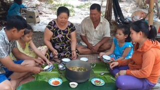 Đốn Tre Làm Giàn Bầu Cùng Với Nồi Bánh Canh Tép Ăn Sứt Mồ Hôi| TKQ & Family T604