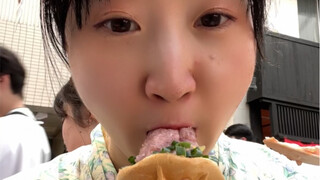 It’s a bit difficult to eat ice cream in Japan.