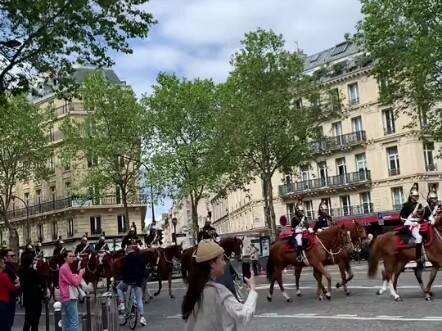 In Paris, a cavalry procession was held to welcome Chinese guests, with many onlookers recording the