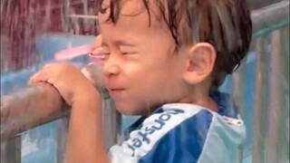 孩子带爸玩儿水世界 孩子们挺不容易的
