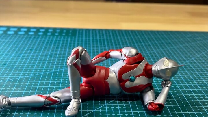 "Saat aku berencana membeli monster SHF di antara sekelompok Ultraman SHF..."