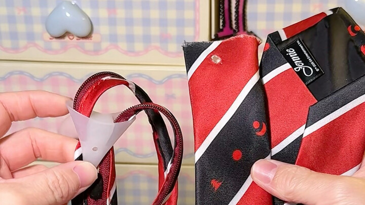 Jennie’s tie came undone—here’s how to fix it! Tutorial time!