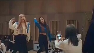 当lisa拿起手机，rose就应该知道事情没那么简单哈哈哈哈