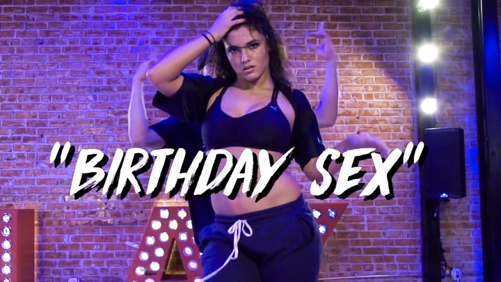 ท่าเต้นสุดเซ็กซี่จากอเมริกาอย่าง "Birthday Sex" ท่าเต้นของทั้งคู่ทำให้ผู้ชมตะลึงจนน้ำตาไหล แม้แต่แวว