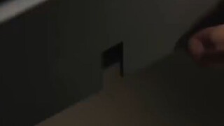 ผู้ชายที่น้องสาวของฉันรักกลายเป็นสามีของฉัน ทุกคืนที่ เธอยืนอยู่หน้าประตู สามีของฉันจะจูบฉันแรงขึ้น.