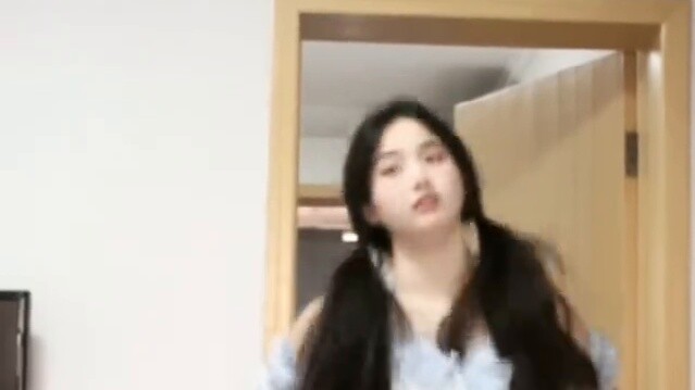 I feel really sorry for being such a cute little princess today~ Very energetic dance