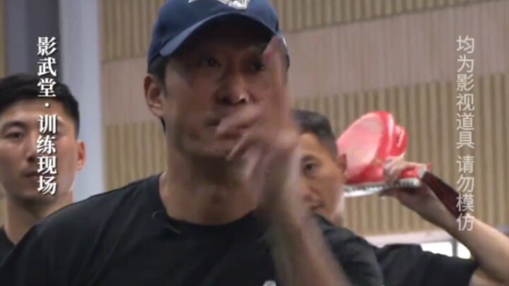 Wu Jing mengarahkan adegan jatuh, pukulan, dan akting yang benar-benar nyata