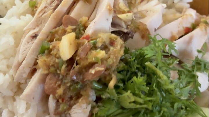 ข้างมันไก่ steamed rice topped with chicken
