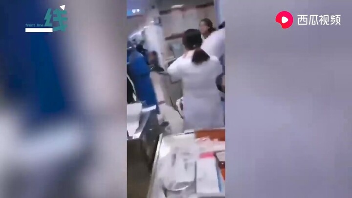 3 أطباء تعرضوا للضرب المبرح من قبل أسرة المريض حتى تهشمت رؤوسهم، بينما استمر زميلهم في إنقاذ المريض 