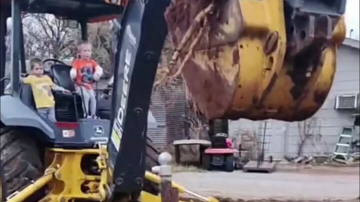 “Di usia aku masih main mobil-mobilan, kamu malah diam-diam sudah belajar mengemudikan ekskavator!!”