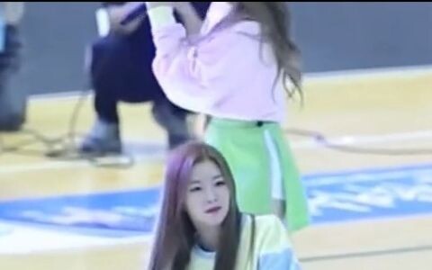 【ريد فيلفيت】 إيرين نسيت ميكروفونها، وهذا سيُسجَّل في التاريخ، بل إنها حتى قتلت دون ميكروفون!