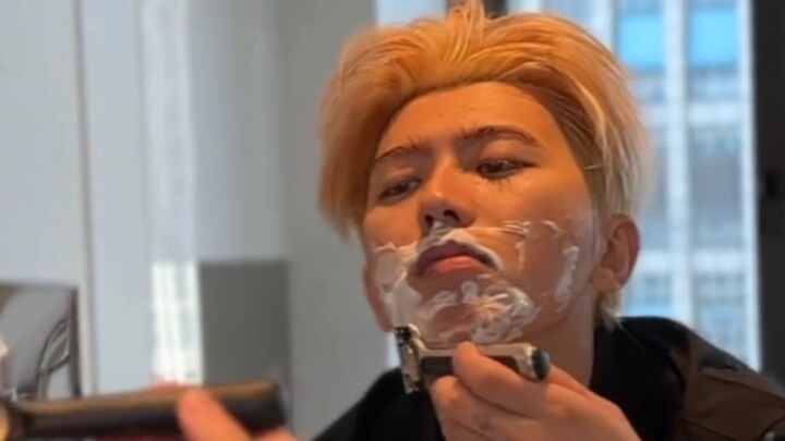 ไฉ่สวี่คุนโพสต์วิดีโอโกนหนวด น้องชายของฉันในที่สุดก็เปลี่ยนจากเด็กชายเป็นชายแท้