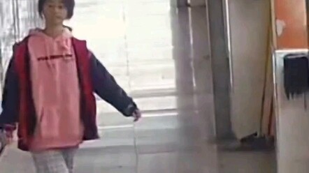 นักเรียนชายม.3 ตั้งใจเลียนแบบท่าเดินของผู้หญิง แต่จังหวะถัดมาทำเอาคนดูรู้สึกคุ้นตาจนอดยิ้มไม่ได้!