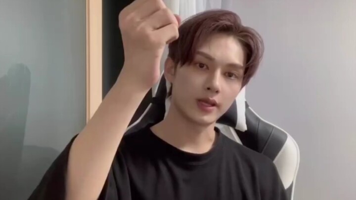 【Tutorial tari kiri & kanan】 Jun: Sangat sederhana~ Kela: Terlalu sulit bagiku