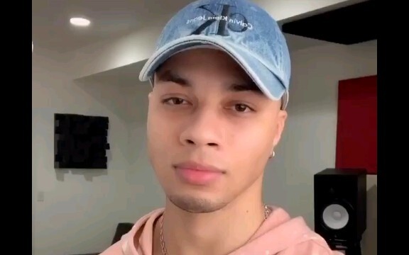 Ibu! Orang ini memakan speaker!