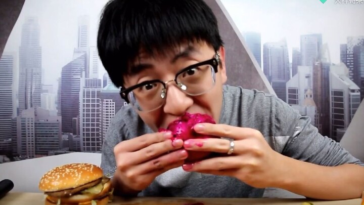 【فيديو غريب مع عكس التسجيل】 تحدي البلع دفعة واحدة من الأخ داشيانغ يتحول إلى بُصْق دفعة واحدة... التا