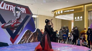 Menari dengan gaya tradisional Tiongkok di bawah pengawasan Ultraman