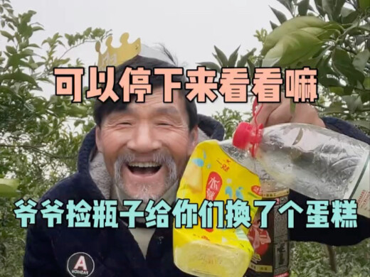 Có thể dừng lại xem một chút không? Ông nội nhặt chai lọ đổi cho các cháu một chiếc bánh kem