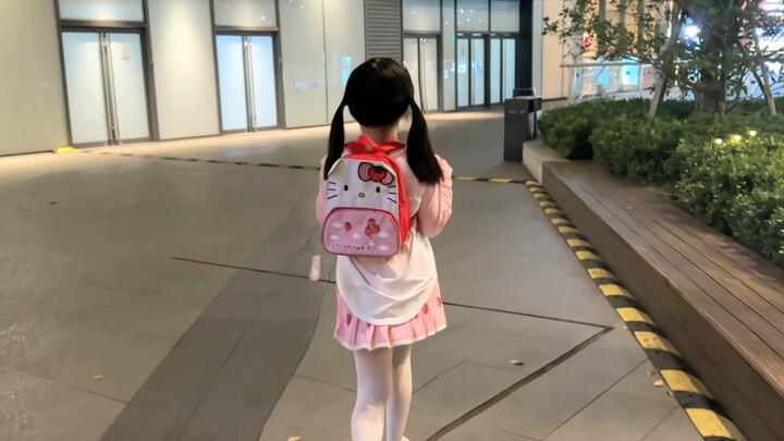 Ratu Cilik Datang, Semua Minggir!