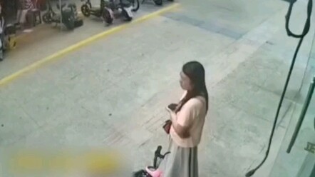 Scary! Three cartons of milk fell from the sky one after another, grazing the woman’s shoulder befor