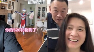 Một người đàn ông đang gọi video với bố mẹ thì bất ngờ bị vợ mình, người đang mặc đồ Ultraman, hôn. 