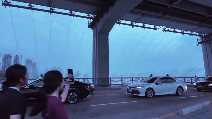 คนที่คิดจะให้ความสนใจกับสะพานกระโดดน้ำเป็นอัจฉริยะ