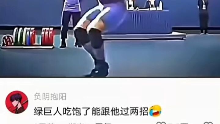 Hulk yang kenyang bisa bertarung dengannya beberapa jurus