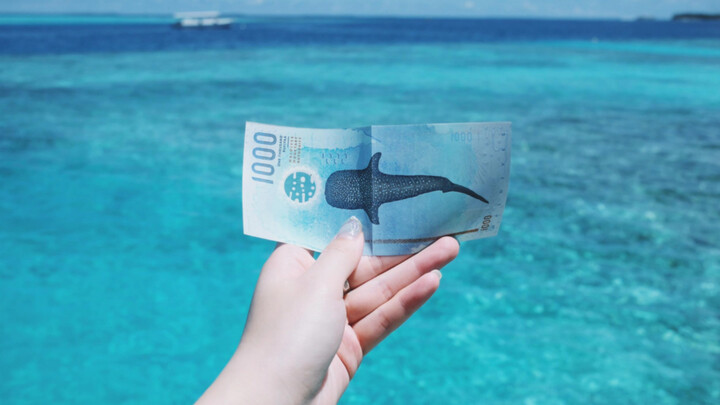 “Ternyata mata uang Maladewa itu realistis, dan laut kaca tanpa filternya begitu indah~”